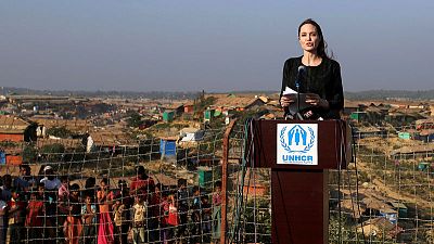أنجلينا جولي تزور مخيمات الروهينجا في بنجلادش وتقول "عار علينا جميعا"