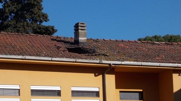 Cede parte tetto scuola Pisa, no feriti Cede parte tetto scuola Pisa, no feriti