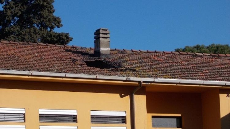 Cede parte tetto scuola Pisa, no feriti
