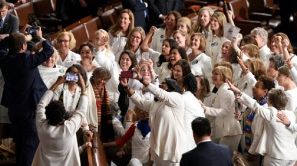 Face à Trump, des élues démocrates jeunes et vêtues de blanc en hommage aux suffragettes Face à Trump, des élues démocrates jeunes et vêtues de blanc en hommage aux suffragettes