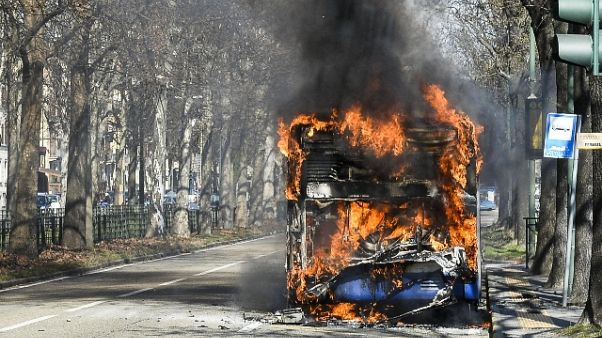 Incendi bus, decine casi al vaglio pm Incendi bus, decine casi al vaglio pm