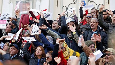 آلاف المدرسين يحتجون في تونس للمطالبة بتحسين أوضاعهم المالية