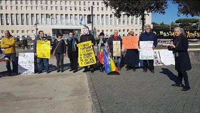 Fabbrica bombe: protesta alla Farnesina Fabbrica bombe: protesta alla Farnesina
