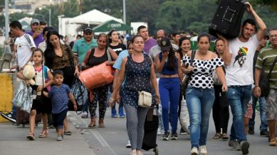 A la frontière de la Colombie, des Vénézuéliens guettent l'aide humanitaire