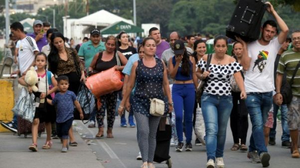 A la frontière de la Colombie, des Vénézuéliens guettent l'aide humanitaire A la frontière de la Colombie, des Vénézuéliens guettent l'aide humanitaire