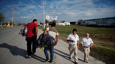 مهاجرون على حدود تكساس يفكرون في سبل أخرى لدخول أمريكا