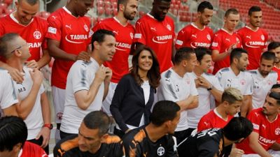 La propriétaire du club de foot champion d'Israël rejoint un parti de droite