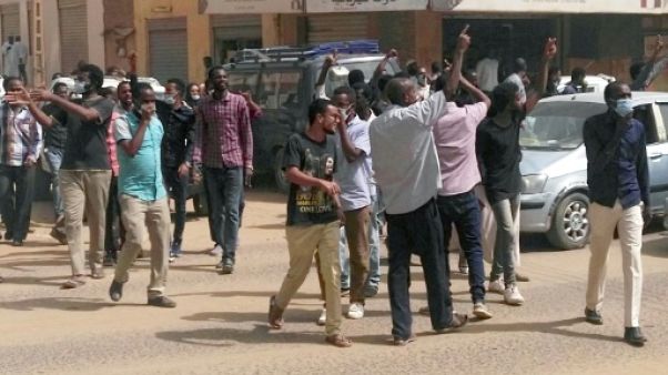 Des manifestants soudanais dans le centre de Khartoum le 7 février 2019 Des manifestants soudanais dans le centre de Khartoum le 7 février 2019