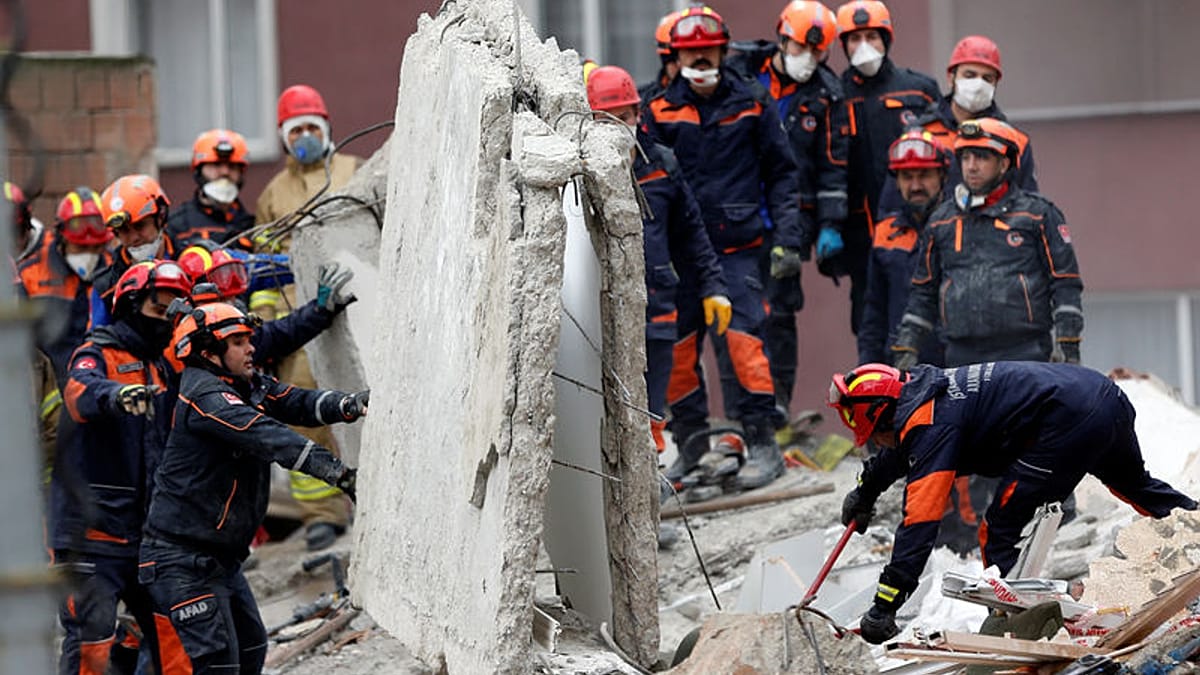Death toll in Istanbul building collapse rises to six - governor | Euronews