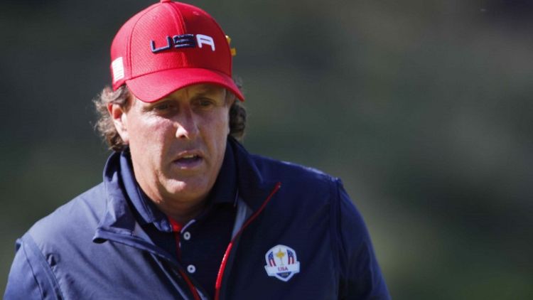 Golf - Mickelson hits every fairway for first time in two decades