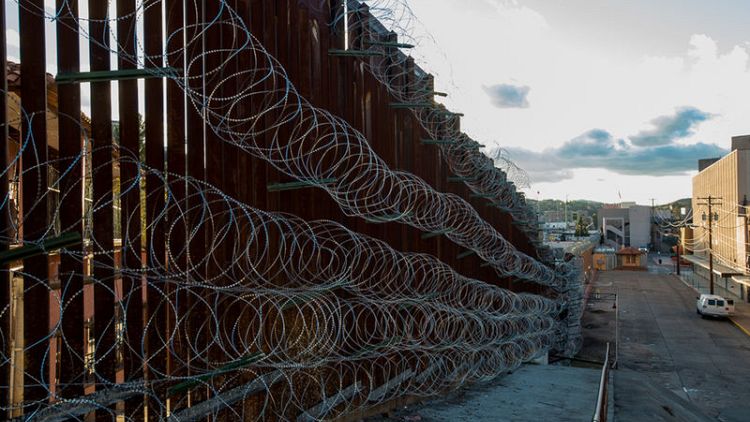 'Disgusting' razor wire must go, say U.S. border city residents