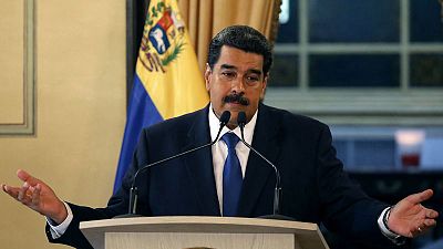 مادورو يرفض مساعدات أمريكا لفنزويلا ومنافسه يحذر الجيش من عرقلة دخولها