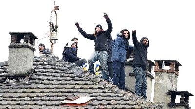 Sgombero Torino, 2 anarchici su tetto Sgombero Torino, 2 anarchici su tetto