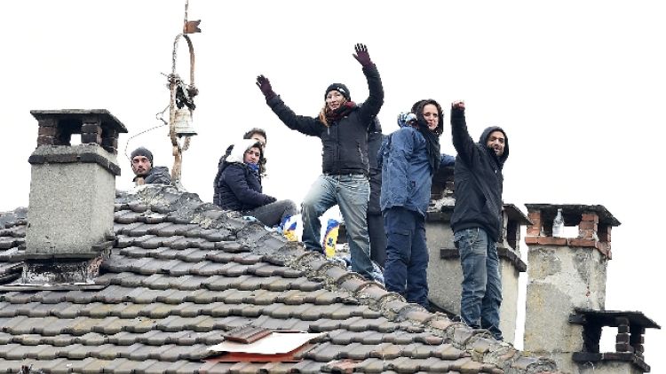 Sgombero Torino, 2 anarchici su tetto