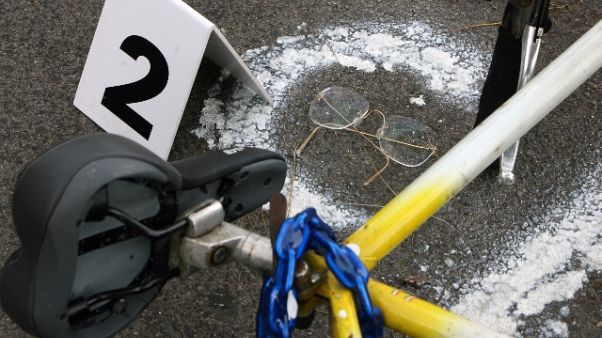 Investe 2 ciclisti e scappa nel Milanese Investe 2 ciclisti e scappa nel Milanese
