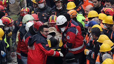 إنقاذ فتى من تحت أنقاض مبنى انهار قبل يومين في اسطنبول