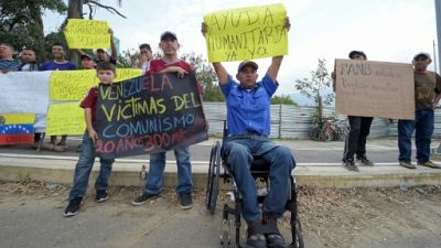 Les Vénézuéliens à la frontière prient l'armée de laisser passer l'aide humanitaire
