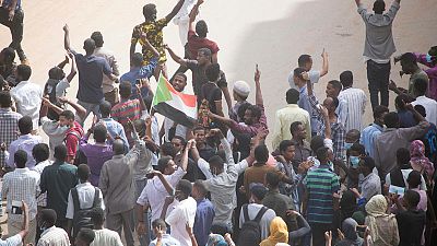شهود: الأمن السوداني يطلق الغاز المسيل للدموع عند مسجد في الخرطوم