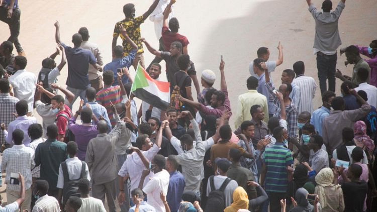 شهود: الأمن السوداني يطلق الغاز المسيل للدموع عند مسجد في الخرطوم