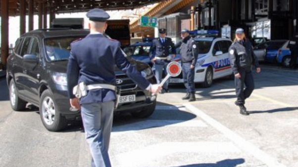 M.Bianco,fermato furgone con 12 migranti M.Bianco,fermato furgone con 12 migranti