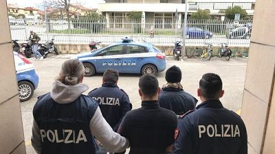 Agente ferito Viareggio, fermato giovane Agente ferito Viareggio, fermato giovane