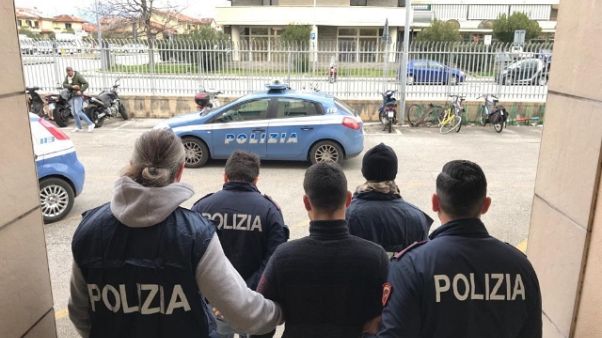 Agente ferito Viareggio, fermato giovane Agente ferito Viareggio, fermato giovane