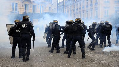 أعمال عنف في باريس مع استمرار احتجاجات السترات الصفراء
