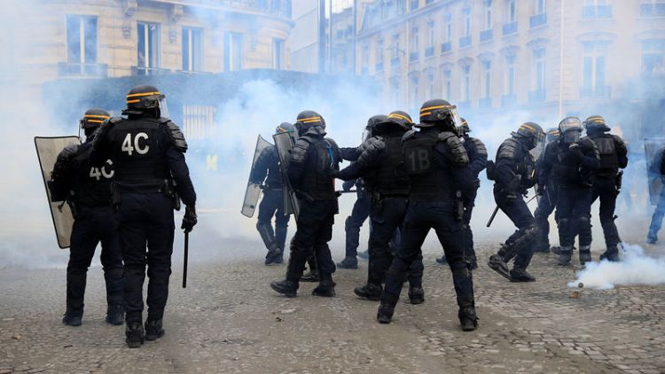 أعمال عنف في باريس مع استمرار احتجاجات السترات الصفراء
