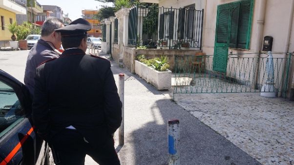 Violenta e strappa falange alla vittima Violenta e strappa falange alla vittima