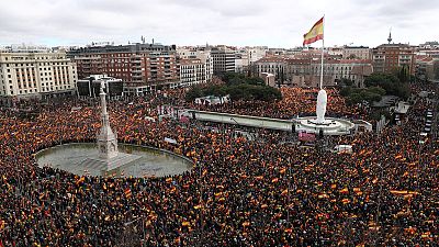 الآلاف يتظاهرون في مدريد احتجاجا على سياسة الحكومة إزاء قطالونيا