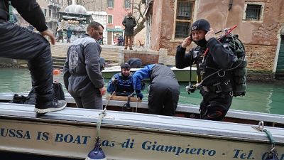 Venezia: pulizia rii da gondolieri-sub Venezia: pulizia rii da gondolieri-sub