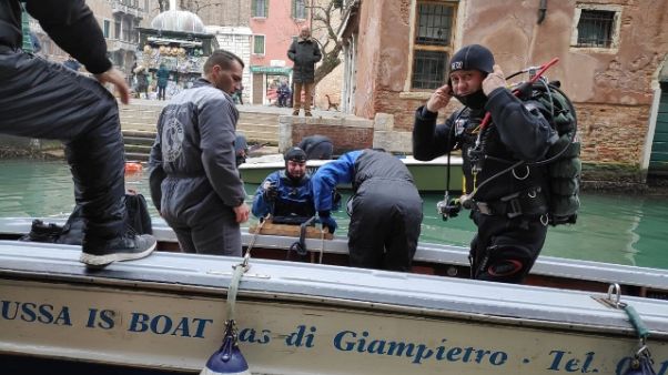 Venezia: pulizia rii da gondolieri-sub Venezia: pulizia rii da gondolieri-sub