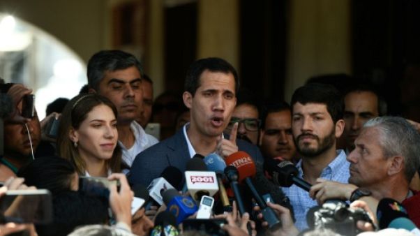 Venezuela: Guaido avertit l'armée que bloquer l'aide est un "crime contre l'humanité" Venezuela: Guaido avertit l'armée que bloquer l'aide est un "crime contre l'humanité"