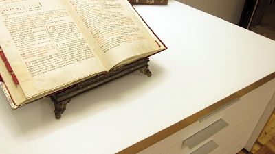 Parroco innamorato lascia chiesa Parroco innamorato lascia chiesa