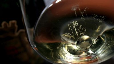 Apre champagne con sciabola, un ferito Apre champagne con sciabola, un ferito