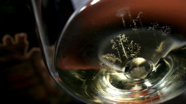 Apre champagne con sciabola, un ferito Apre champagne con sciabola, un ferito