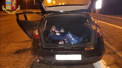 In auto con migranti, arrestato passeur In auto con migranti, arrestato passeur