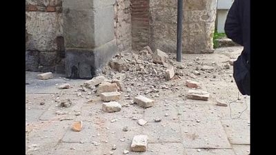 Giù pietre e intonaco da mura Prato Giù pietre e intonaco da mura Prato