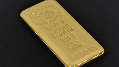 الذهب يرتفع مع تراجع الدولار بفعل آمال التجارة الأمريكية الصينية
