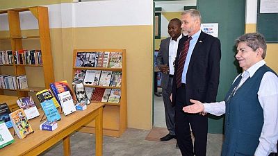 Le Chargé d’Affaires de l’Ambassade des Etats-Unis, Richard Bell, a visité l’American Corner