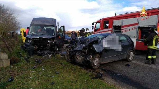 Scontro auto-minibus, un morto e feriti Scontro auto-minibus, un morto e feriti