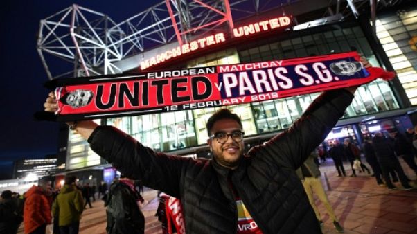 Un supporter du PSG devant Old Trafford, le 12 février 2019 à Manchester Un supporter du PSG devant Old Trafford, le 12 février 2019 à Manchester