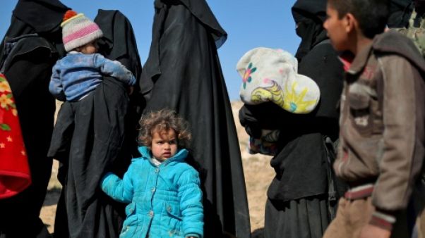 Des centaines de personnes fuient les combats avec l'EI dans l'est syrien Des centaines de personnes fuient les combats avec l'EI dans l'est syrien