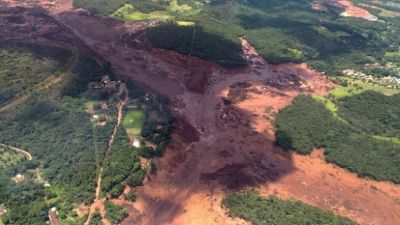 L'effondrement d'un barrage près de Brumadinho au Brésil le 25 janvier 2019
