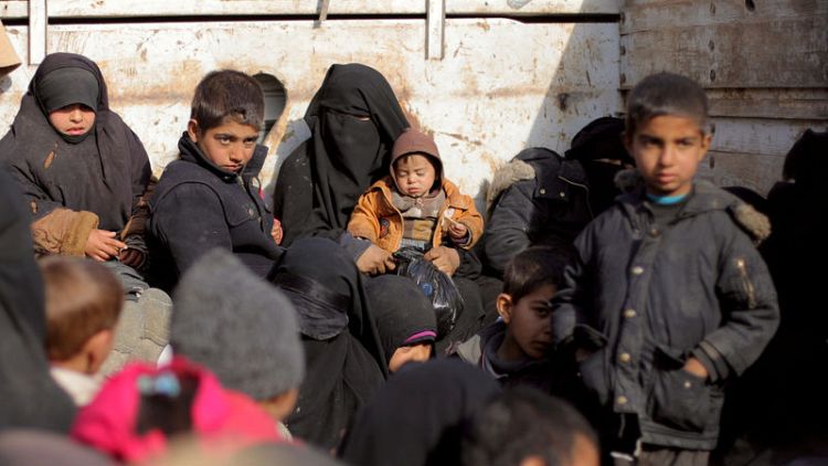 عائلات الأجانب تفر من آخر جيب لتنظيم الدولة الإسلامية في شرق سوريا