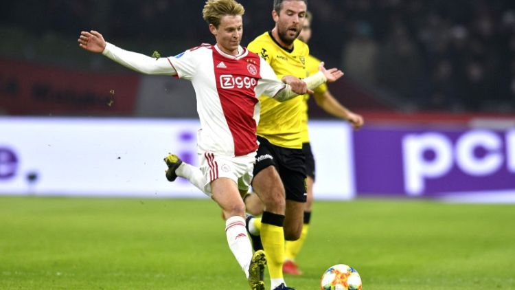 Ajax midfielder De Jong fit to face Real Madrid