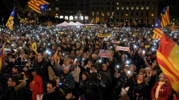 Plusieurs milliers de manifestants à Barcelone contre le procès des séparatistes