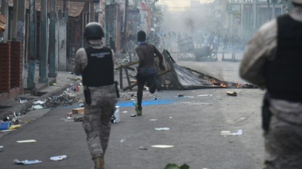 Des policiers face à des manifestants, le 12 février 2019 à Port-au-Prince Des policiers face à des manifestants, le 12 février 2019 à Port-au-Prince