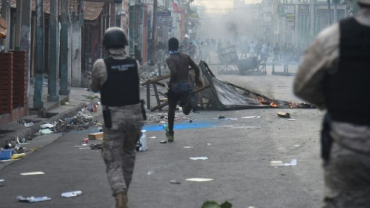Des policiers face à des manifestants, le 12 février 2019 à Port-au-Prince