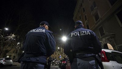 Fanno esplodere botti e incendiano casa Fanno esplodere botti e incendiano casa
